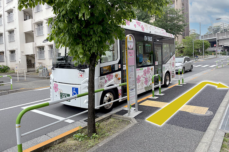 バスを降りたらすぐ右折