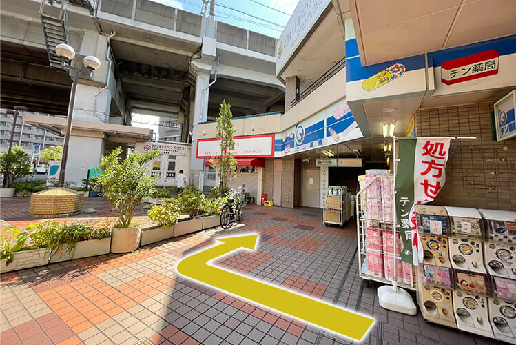 通路を出たら右折